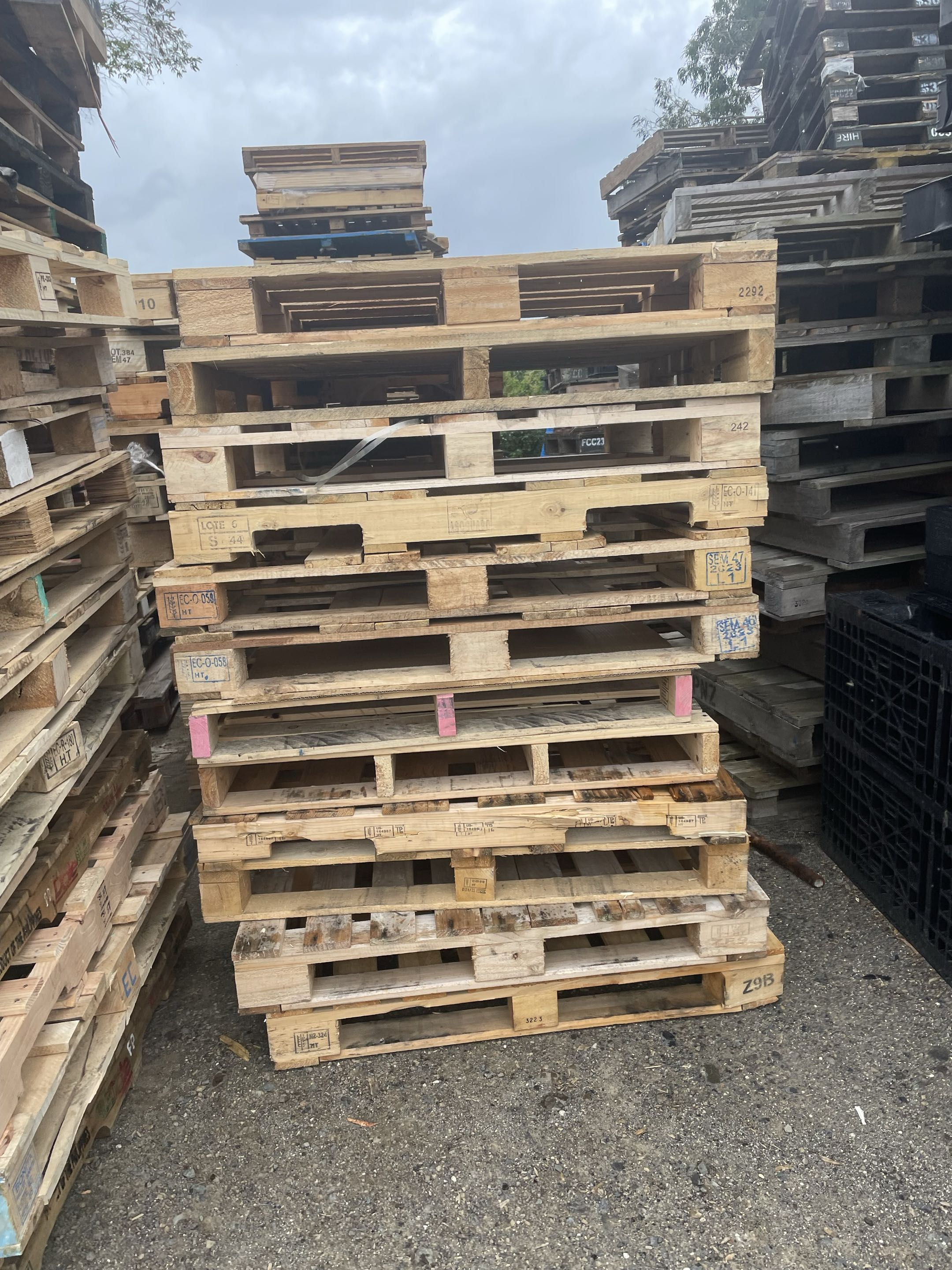 a photo of a stack of budget pallets