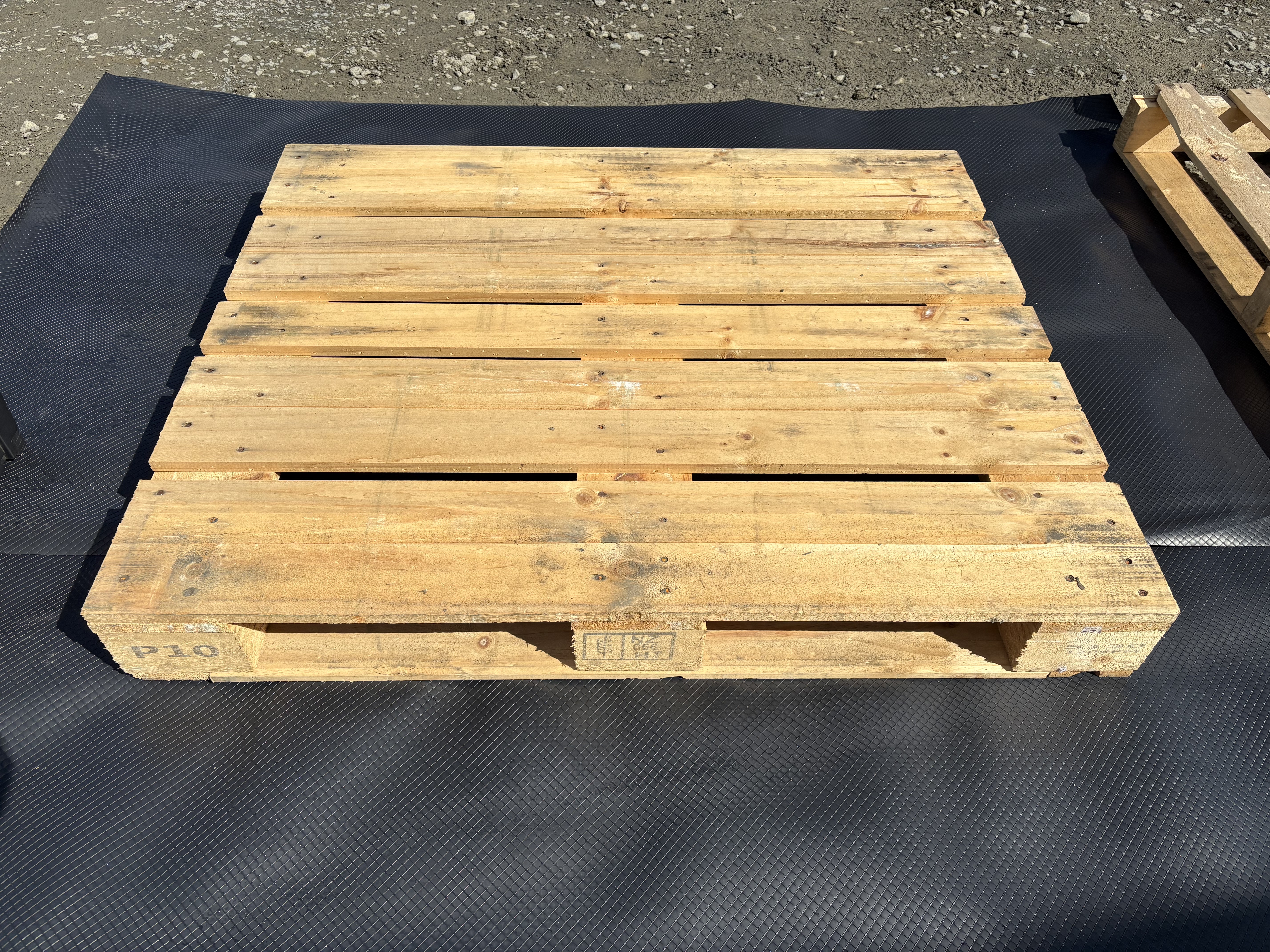 a photo of a square pallet