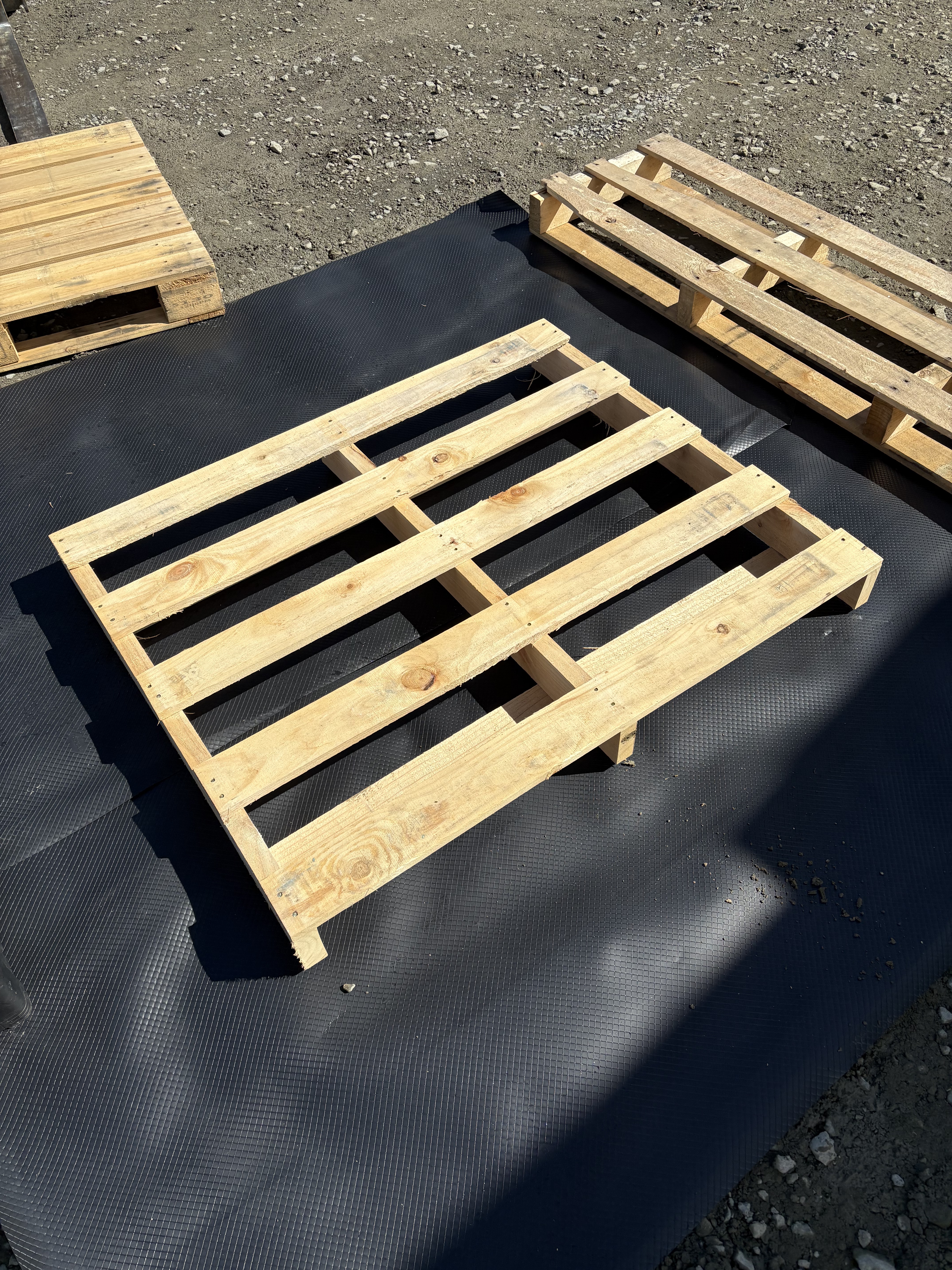 a photo of a 2 way 1200 x 1000 pallet