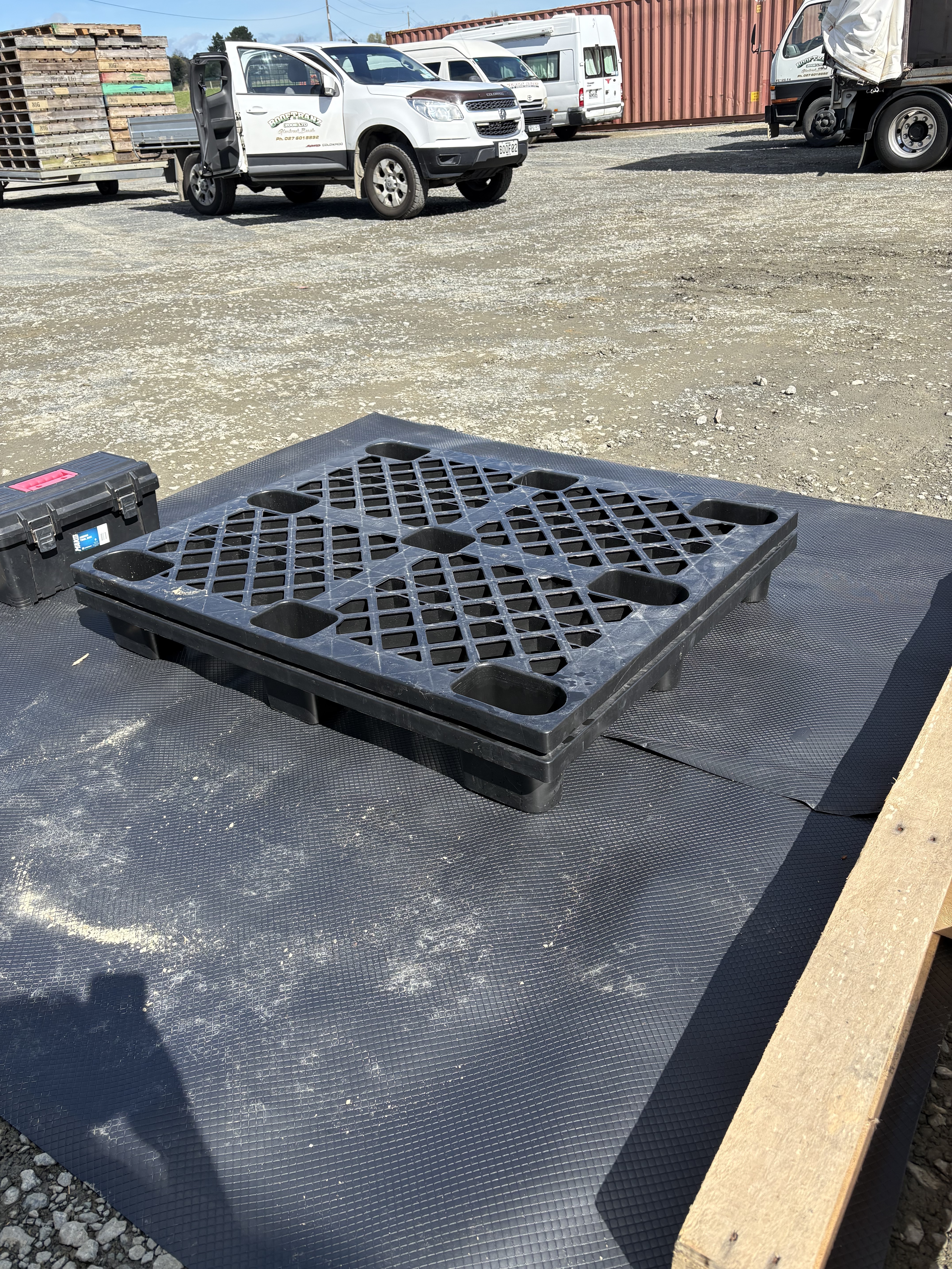 a photo of a 1200 x 1000 nestable plastic pallet