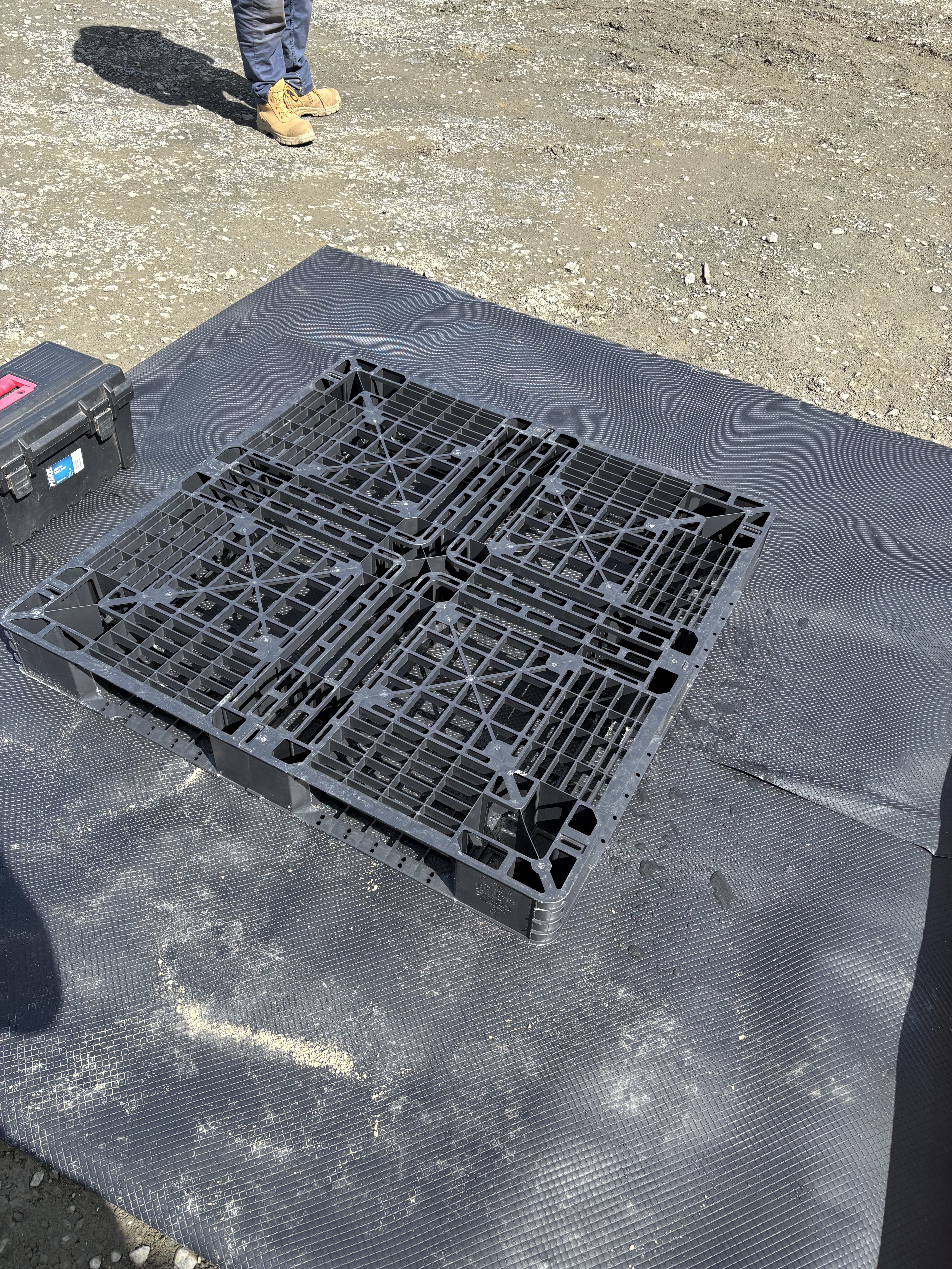 a photo of a 1100 square plastic pallet