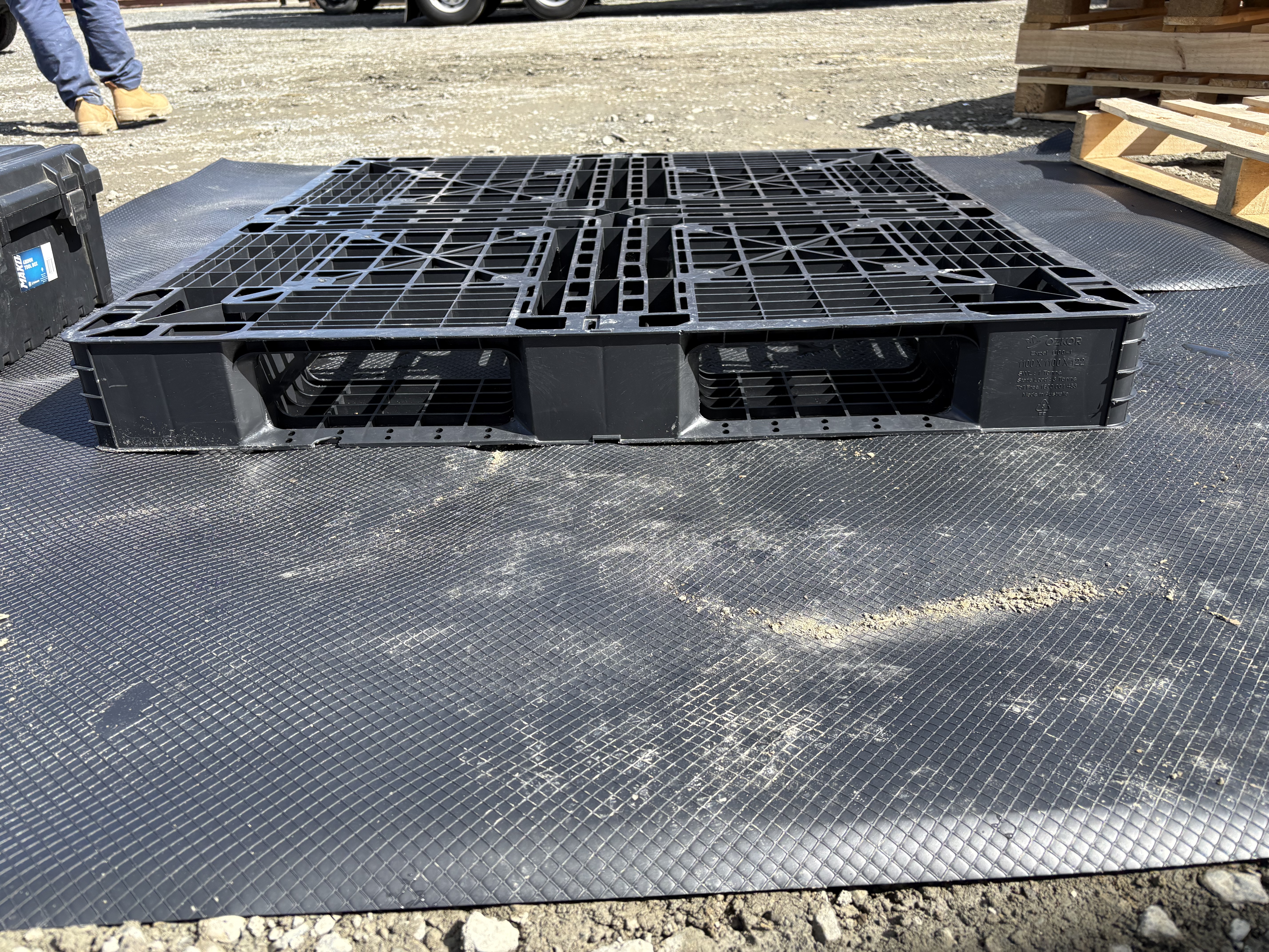 a photo of a 1200 x 800 plastic pallet or plastic EPAL